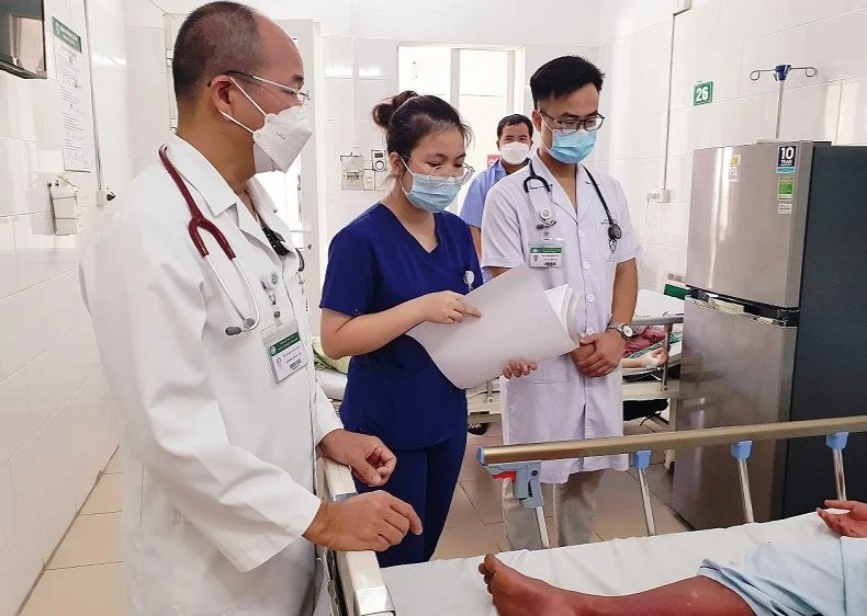 Phó Giáo sư, Tiến sĩ Đỗ Duy Cường thăm khám cho bệnh nhân sốt xuất huyết.