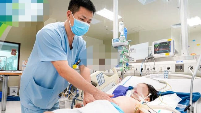 Tiến sĩ, bác sĩ Đặng Ánh Dương, Trưởng khoa Điều trị tích cực Ngoại khoa thăm khám cho bệnh nhi bị tai nạn giao thông.