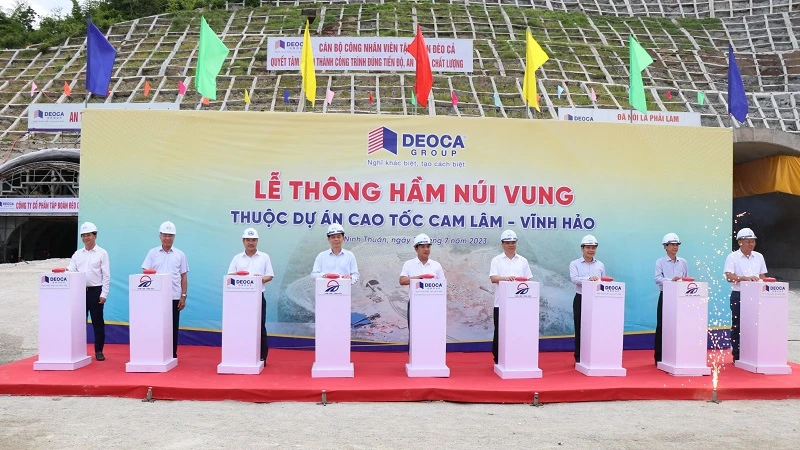 Lãnh đạo Bộ Giao thông vận tải cùng nhà thầu và lãnh đạo địa phương thực hiện nghi thức nhấn nút Lễ thông hầm Núi Vung.