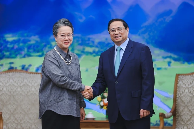 Thủ tướng Phạm Minh Chính và bà Armida Salsiah Alisjahbana, Phó Tổng Thư ký Liên hợp quốc kiêm Thư ký Điều hành ESCAP. (Ảnh: VGP/NHẬT BẮC)