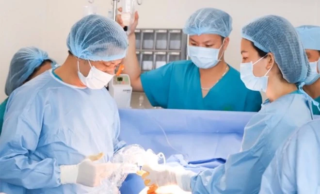 Các chuyên gia đầu ngành Bệnh viện Phụ sản Hà Nội thực hiện kỹ thuật can thiệp bào thai cho sản phụ. 