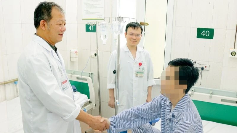 Tiến sĩ, bác sĩ Dương Đức Hùng chúc mừng bệnh nhân đã thoát khỏi cửa tử.
