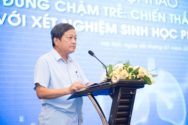 Tiến sĩ, bác sĩ Đinh Văn Lượng, Giám đốc Bệnh viện Phổi Trung ương phát biểu tại hội thảo.