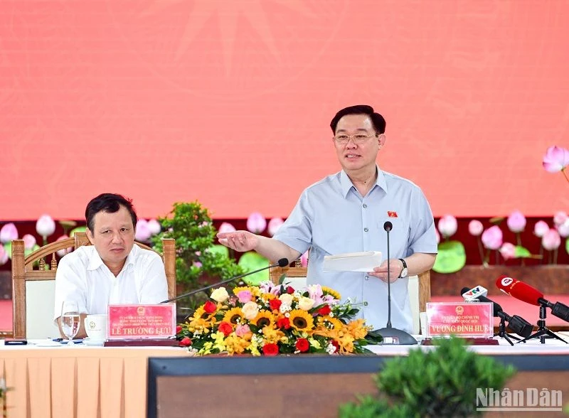 Chủ tịch Quốc hội Vương Đình Huệ chủ trì buổi làm việc với Ban Thường vụ Tỉnh ủy Thừa Thiên Huế. (Ảnh: DUY LINH)