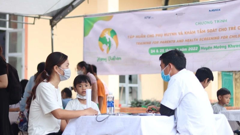 Khám tầm soát cho trẻ tại huyện Mường Khương, tỉnh Lào Cai.