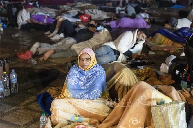 Người dân nghỉ tạm bên ngoài một quảng trường do lo ngại dư chấn sau trận động đất tại Marrakesh, Maroc, ngày 9/9/2023. (Ảnh: AFP/TTXVN)