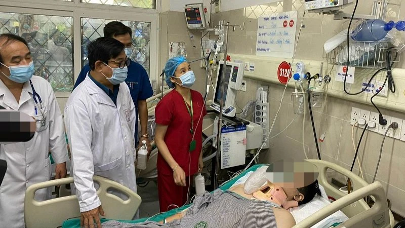 Bệnh nhân nằm cấp cứu tại Bệnh viện Bạch Mai. 