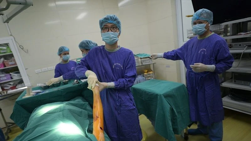 Các bác sĩ Bệnh viện Đại học Y Hà Nội cấp cứu cho nạn nhân.