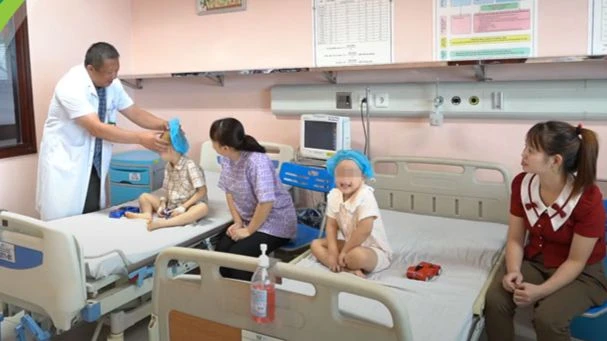 Bác sĩ Lê Nam Thắng chúc mừng 2 bệnh nhi ra viện.