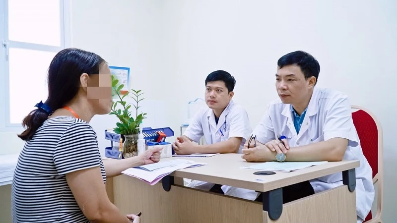 Tiến sĩ, bác sĩ Dương Trọng Hiền, Trưởng khoa Phẫu thuật cấp cứu tiêu hóa, Bệnh viện Hữu nghị Việt Đức đang thăm khám và tư vấn cho bệnh nhân.