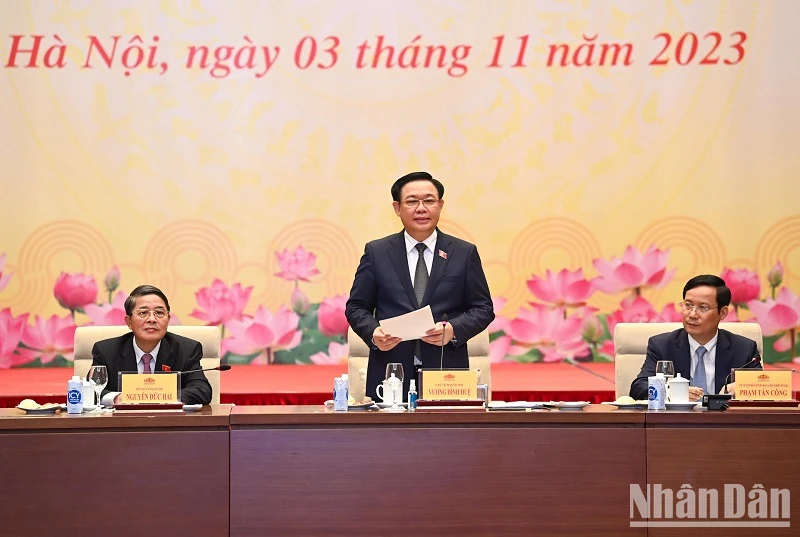 Chủ tịch Quốc hội Vương Đình Huệ phát biểu tại buổi gặp mặt đoàn đại biểu doanh nghiệp gia đình tiêu biểu cả nước. (Ảnh: DUY LINH)