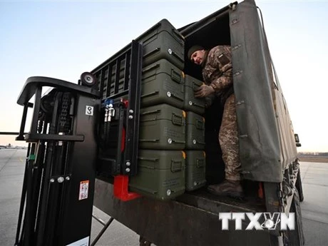 Binh sỹ Ukraine vận chuyển tên lửa phòng không vác vai Stinger do Mỹ hỗ trợ. (Ảnh: AFP/TTXVN)