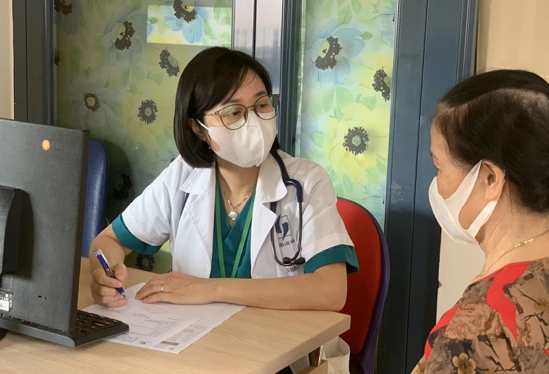 Bác sĩ chuyên khoa 2 Dương Thị Hồng Lý, Trưởng Khoa Ung bướu và điều trị giảm nhẹ, Bệnh viện Lão khoa Trung ương khám cho người bệnh.