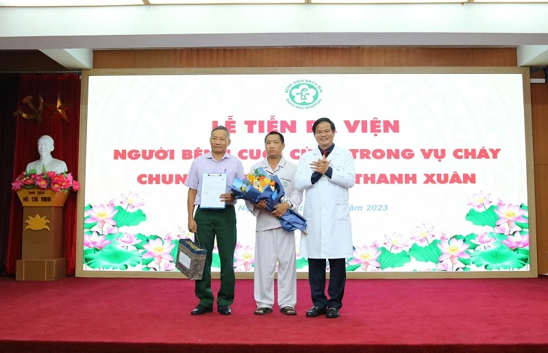 Giám đốc Bệnh viện Bạch Mai Đào Xuân Cơ chúc mừng người bệnh ra viện.