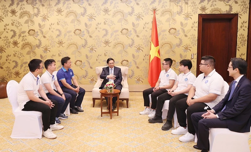 Thủ tướng Phạm Minh Chính đã gặp nhóm sinh viên Việt Nam vừa đạt thành tích cao trong cuộc thi tại UAE. (Ảnh: Dương Giang/TTXVN)