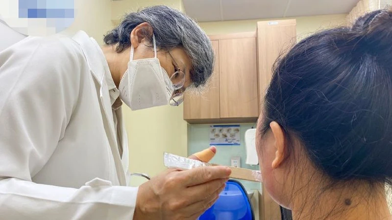 Tiến sĩ Đặng Thị Ngọc Bích bôi thuốc dịu da cho bệnh nhân.