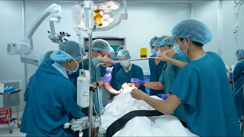 Các bác sĩ tiến hành ca phẫu thuật cho người bệnh.