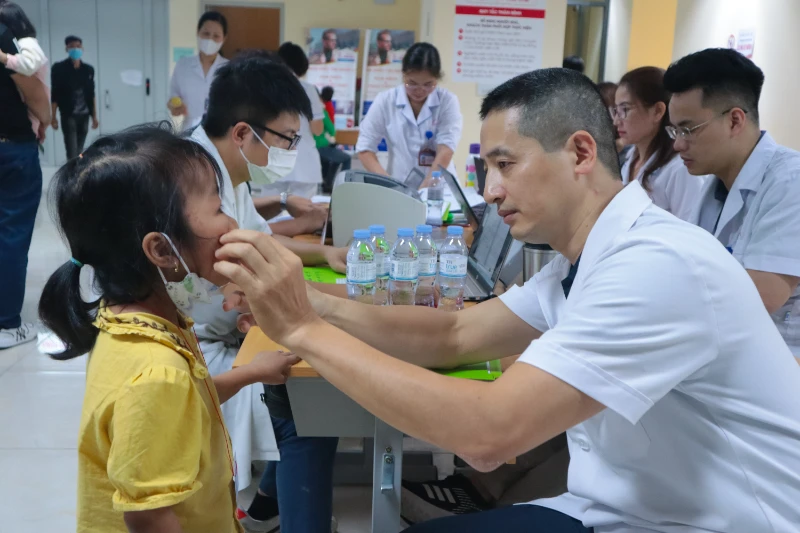 Tiến sĩ, bác sĩ nội trú Nguyễn Tấn Văn, Khoa Răng hàm mặt, Bệnh viện E khám cho các em nhỏ. 