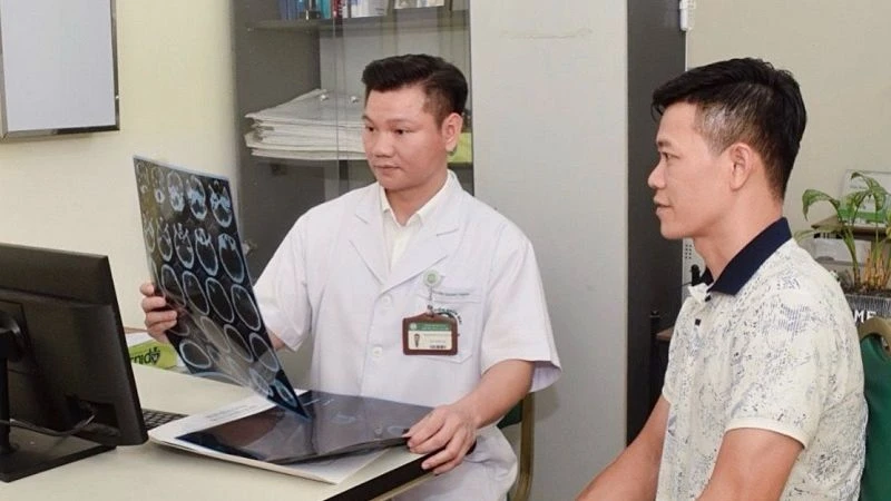 Bác sĩ chuyên khoa 2 Nguyễn Quang Thành, Khoa Phẫu thuật Thần kinh, Bệnh viện Bạch Mai khám cho người bệnh.
