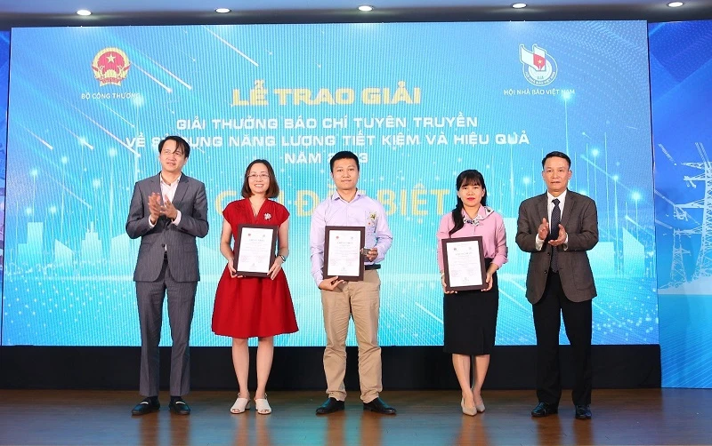 Nhóm tác giả Báo Nhân Dân giành giải Đặc biệt.