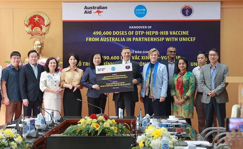Bộ trưởng Y tế Đào Hồng Lan nhận biểu trưng 490.600 liều vaccine 5 trong 1 từ ngài Andrew Goledzinowski, Đại sứ Úc tại Việt Nam. (Ảnh: TRẦN MINH)