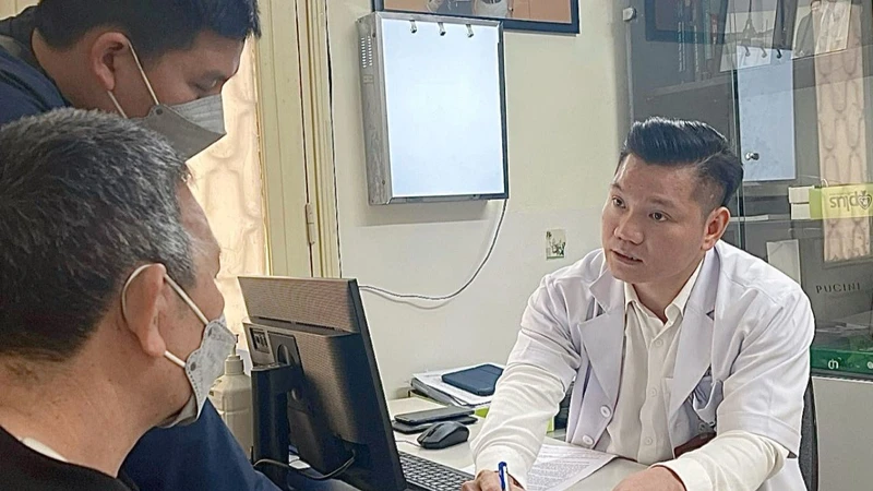 Bác sĩ Nguyễn Quang Thành tư vấn cho người bệnh.