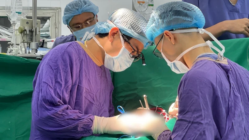 Ca ghép đa tạng tim-thận thành công đầu tiên tại Việt Nam.