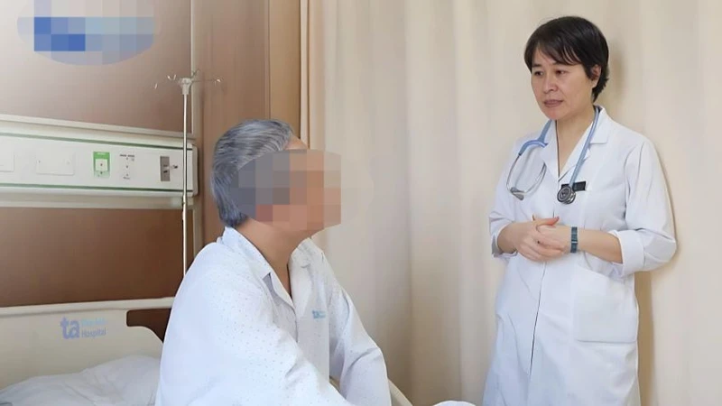 Tiến sĩ Mai Thị Hiền thăm khám cho người bệnh. (Ảnh: BVCC)