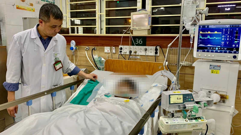 Tiến sĩ, bác sĩ Nguyễn Trung Nguyên, Giám đốc Trung tâm chống độc, Bệnh viện Bạch Mai thăm khám cho trường hợp nặng nhất vụ ngộ độc.