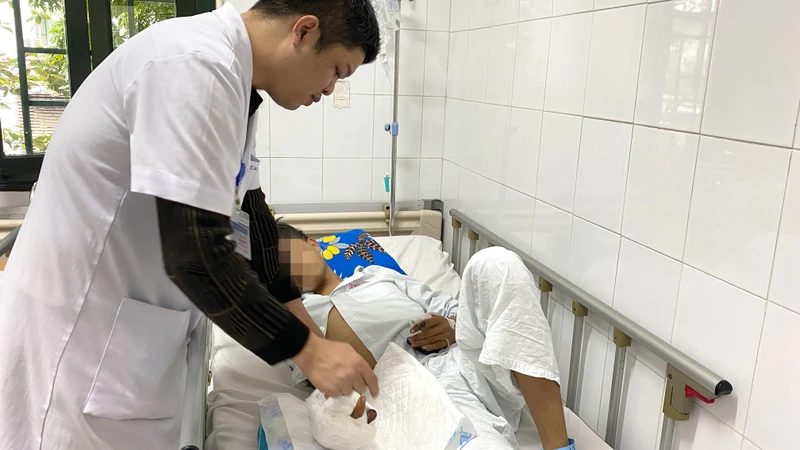 Thạc sĩ, bác sĩ Lưu Danh Huy thăm khám và tư vấn cho người bệnh sau phẫu thuật.