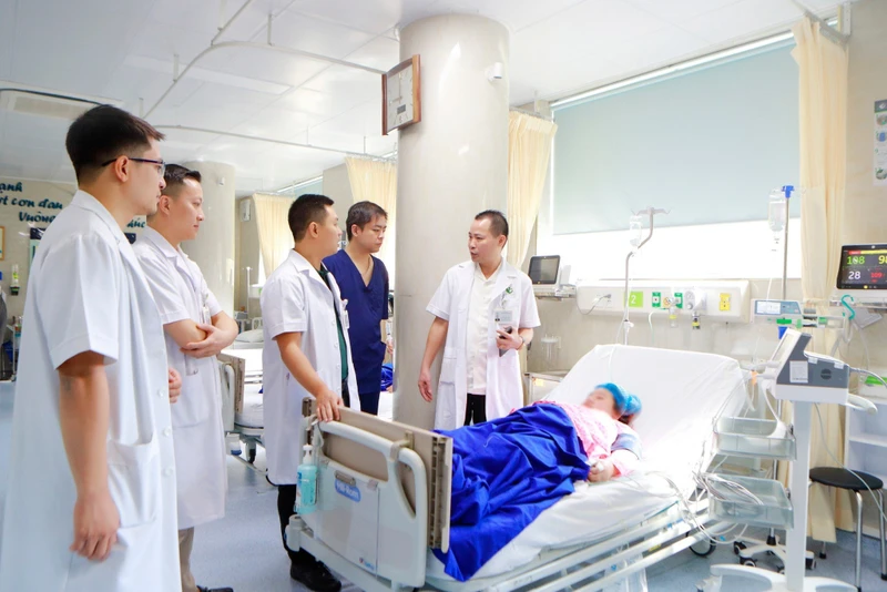Tiến sĩ, bác sĩ chuyên khoa II Mai Trọng Hưng, Phó Giám đốc phụ trách Bệnh viện trao đổi với các bác sĩ cấp cứu cho sản phụ bị tiền sản giật.