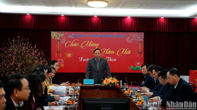 Đồng chí Nguyễn Văn Phong, Phó Bí thư Thành ủy Hà Nội phát biểu chúc Tết cán bộ công nhân viên Công ty TNHH Một thành viên Thoát nước Hà Nội.