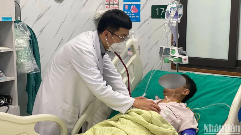 Phó Giáo sư, Tiến sĩ Mai Duy Tôn khám cho người bệnh đột quỵ. 
