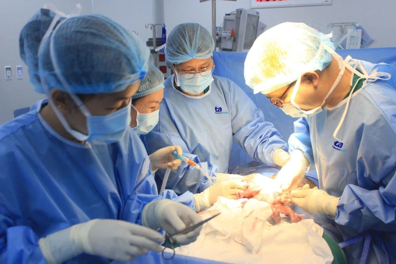 Bác sĩ sản khoa (phải) kết hợp bác sĩ sơ sinh (thứ hai từ trái qua) cứu bé sinh non bằng phác đồ “giờ vàng”.