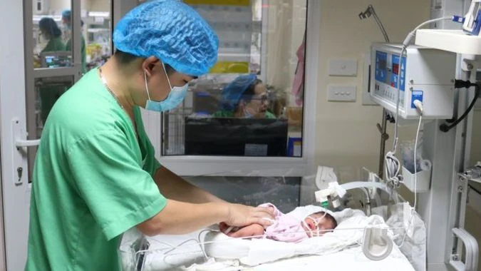 Em bé được chăm sóc tại Bệnh viện Phụ sản Trung ương.
