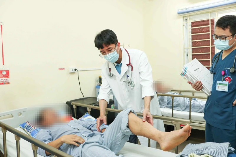 Phó Giáo sư, Tiến sĩ Mai Duy Tôn, Giám đốc Trung tâm Đột quỵ, Bệnh viện Bạch Mai kiểm tra sức khỏe người bệnh.