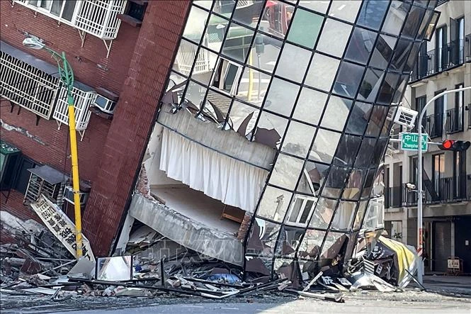 Tòa nhà bị đổ nghiêng sau trận động đất tại Hoa Liên, Đài Loan (Trung Quốc), ngày 3/4/2024. (Ảnh: AFP/TTXVN)