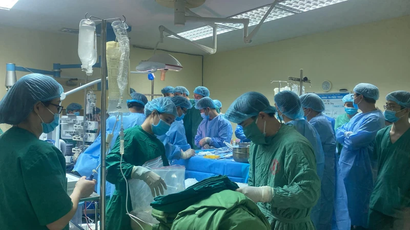 Các bác sĩ lấy tạng hiến tại Bệnh viện Việt Nam-Thụy Điển Uông Bí, tỉnh Quảng Ninh.