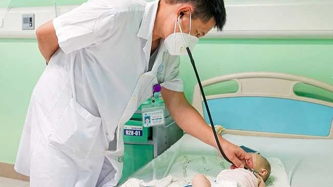 Tiến sĩ, bác sĩ Thái Thiên Nam đang thăm khám cho bệnh nhi ngộ độc vitamin D.