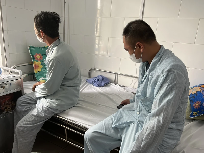 Bệnh nhân nằm điều trị tại Trung tâm Bệnh Nhiệt đới, Bệnh viện Bạch Mai.