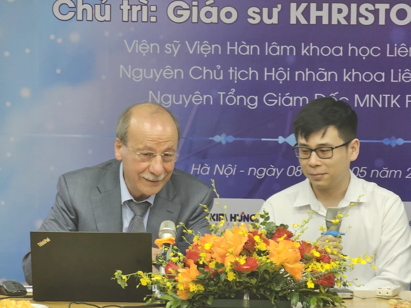 Giáo sư, Tiến sĩ Khristo Takhchidi-Viện sĩ Viện Hàn lâm khoa học Liên bang Nga chia sẻ thông tin tại hội thảo. 