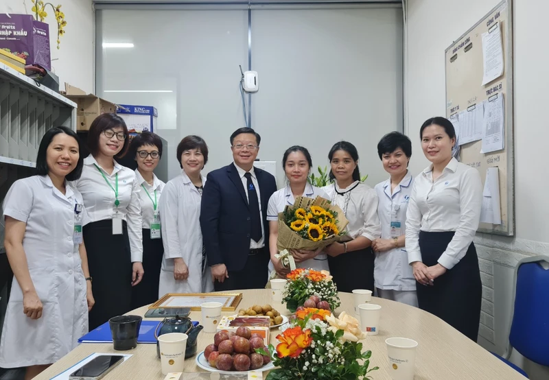 Lãnh đạo Bệnh viện Lão khoa Trung ương tặng giấy khen và phần thưởng cho điều dưỡng Dương Thị Hồng.