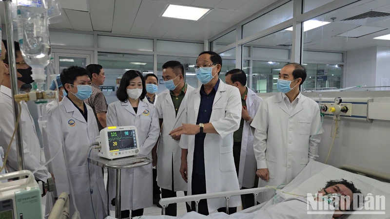 Thượng tướng Trần Quang Phương, Phó Chủ tịch Quốc hội; Bộ trưởng Y tế Đào Hồng Lan và các đơn vị chức năng liên quan thăm hỏi người bệnh tại Khoa Hồi sức tích cực, Bệnh viện Giao thông vận tải.