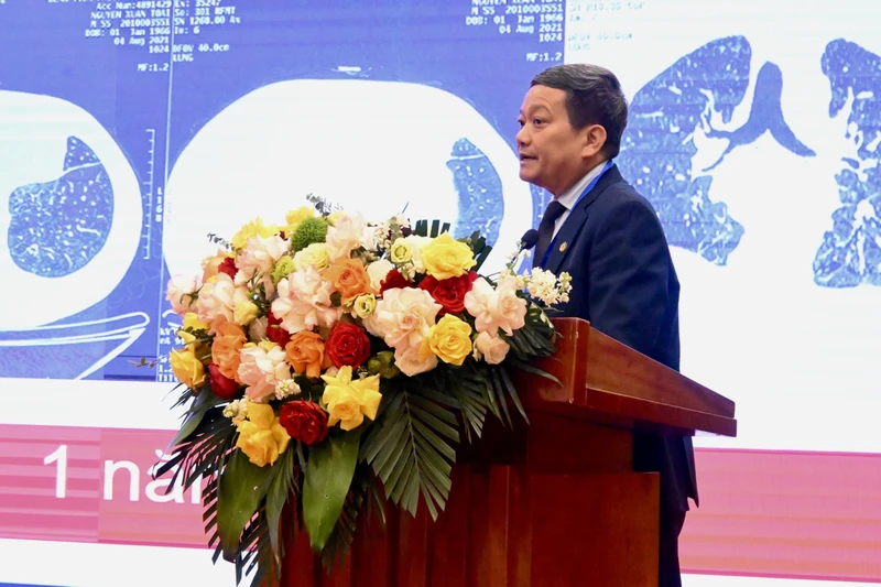 Tiến sĩ, bác sĩ cao cấp Đinh Văn Lượng, Giám đốc Bệnh viện Phổi Trung ương phát biểu khai mạc hội nghị.