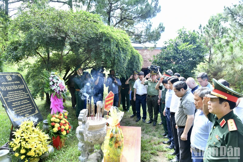 Thủ tướng Phạm Minh Chính và Đoàn công tác dành một phút mặc niệm tưởng nhớ Đại tướng Võ Nguyên Giáp.