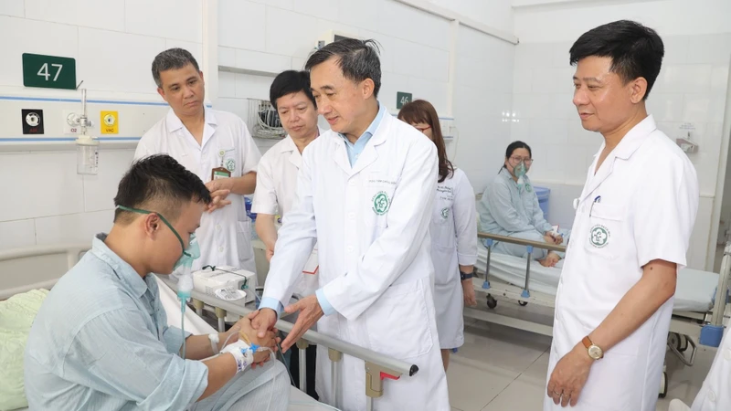 Thứ trưởng Y tế Trần Văn Thuấn thăm hỏi, động viên các nạn nhân trong vụ cháy ở Trung Kính đang điều trị tại Bệnh viện Bạch Mai.