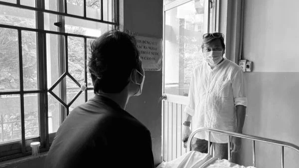 Anh Nguyễn Anh Phong thăm người bệnh tại Bệnh viện Phạm Ngọc Thạch