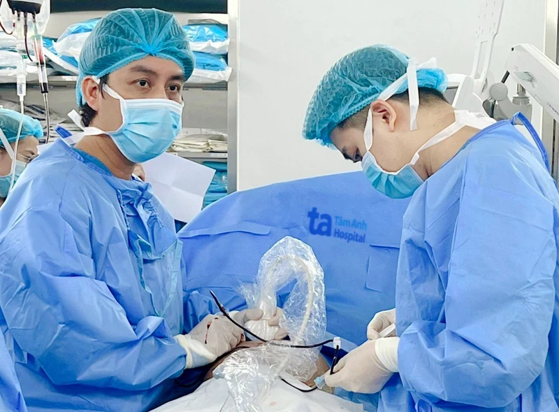 Bác sĩ thực hiện kỹ thuật truyền máu trong tử cung cho sản phụ. 