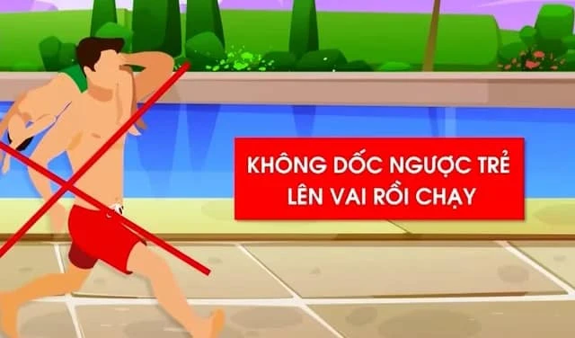 Vác dốc ngược nạn nhân đuối nước xuống là cách sơ cứu chưa phù hợp. (Ảnh: VTV.vn)