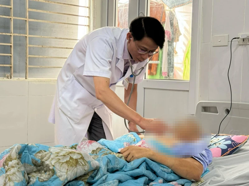 Bệnh nhân nằm điều trị tại Bệnh viện Bệnh Nhiệt đới Trung ương. 